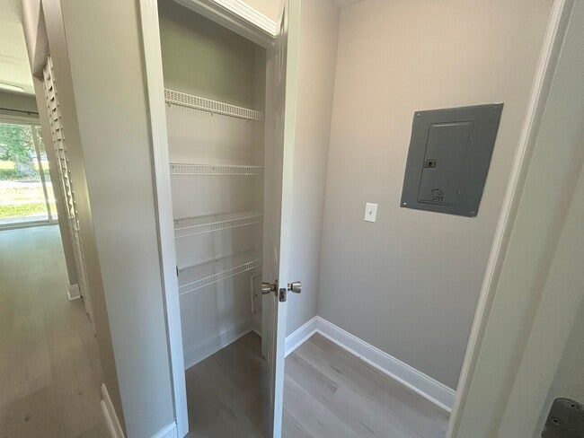Building Photo - Updated two bedroom condo in Hampstead!