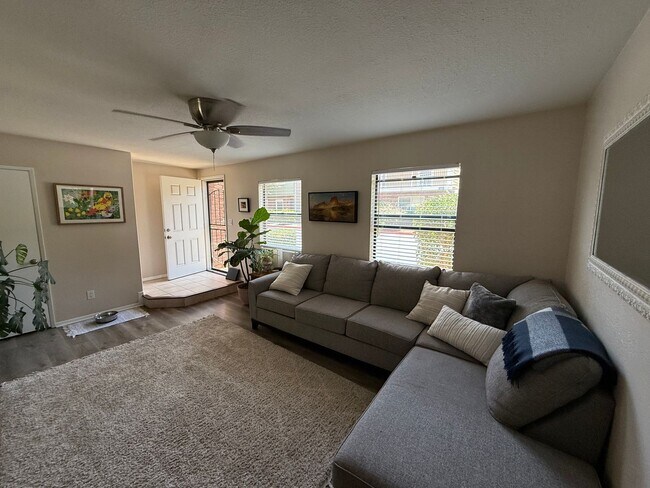 Building Photo - Spacious Two-Story 3 Bedroom, 1.5 Bath Tow...