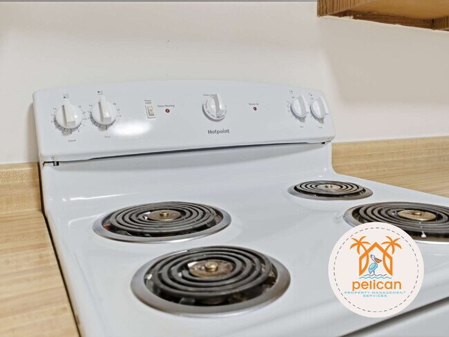 Building Photo - Bright townhome in the heart of Pensacola