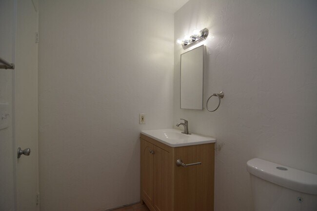 Building Photo - 6 Bedroom 3 Bath Home! Walking distance to University!