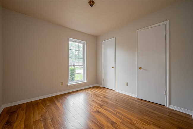 Building Photo - 3007 Cloverdale Dr
