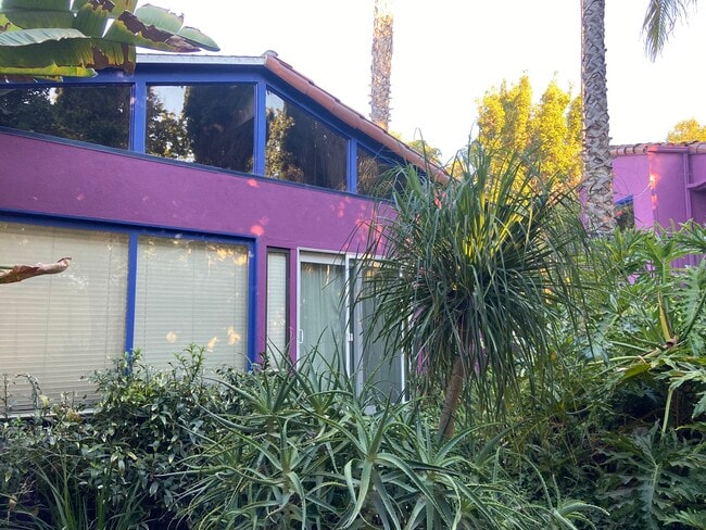 Private and quiet - 2425 Earl St