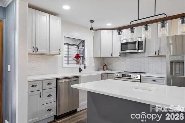 Building Photo - 203 Ewing Dr