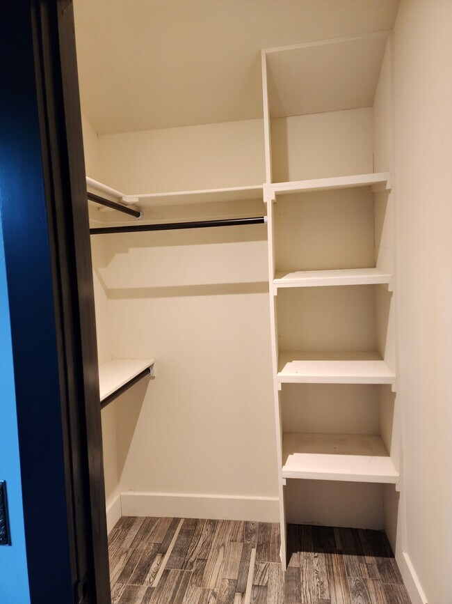 Bedroom walk-in closet large - 16271 E 82nd St N