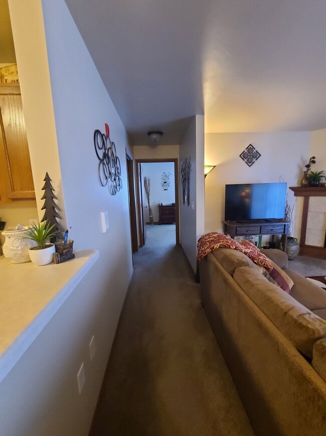 Building Photo - 1 Bed, 1 Bath 930 Sq Ft 2nd Floor