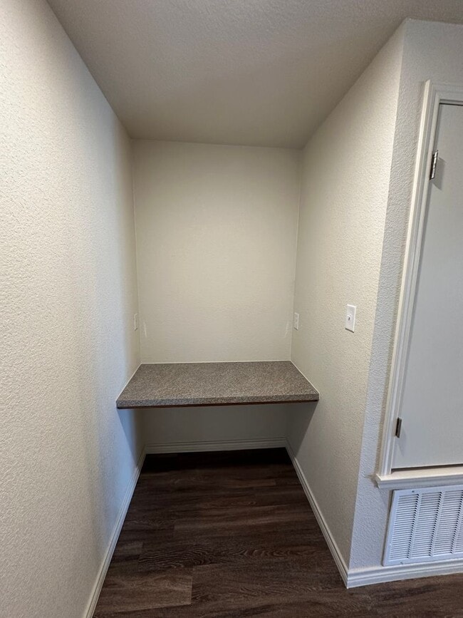Building Photo - 3 Bedroom / 2 bathroom
