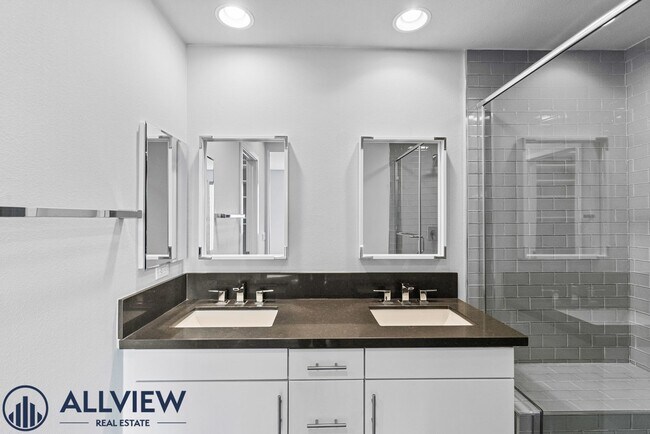 Building Photo - Beautiful three story live/work townhome i...