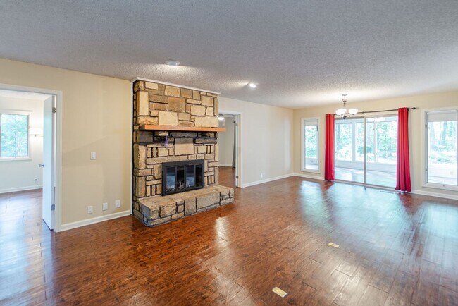 Building Photo - Up to a 2 year lease at this Beautiful 3 bed, 2 bath!!!!