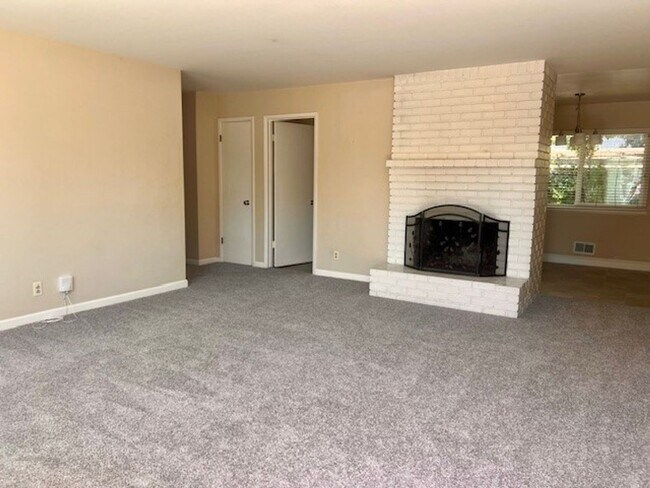 Building Photo - 1705 Foxworthy Ave