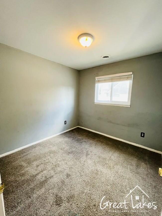 Building Photo - $200 OFF FIRST MONTH'S RENT - Beautiful 3 ...