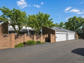 Building Photo - 177 E Long Lake Rd