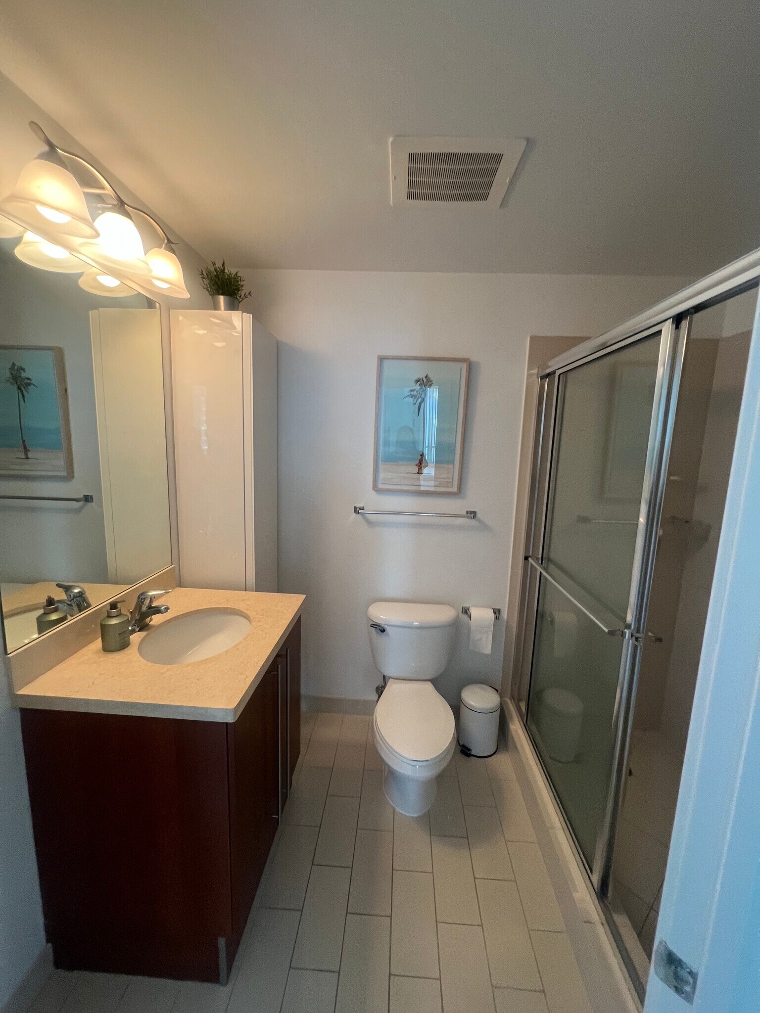 Secondary bathroom - 1111 SW 1st Ave