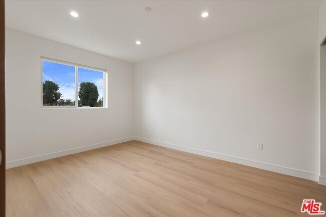 Building Photo - 5530 Sunnyslope Ave