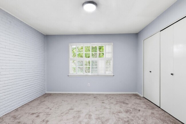 Building Photo - 2744 Briarhurst Dr