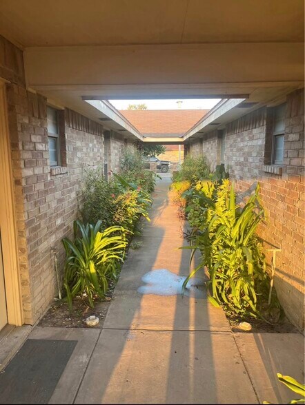 Building Photo - 2104 Paradise Dr