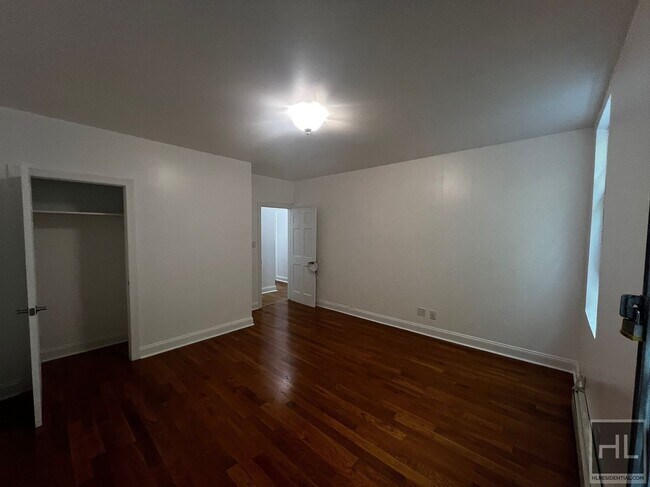 Building Photo - Spacious Fully Renovated 4-Bedroom in Sout...