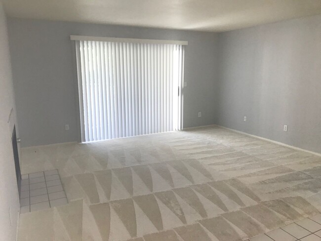 Building Photo - 2 Bedroom 2 bath condo with a den ready fo...