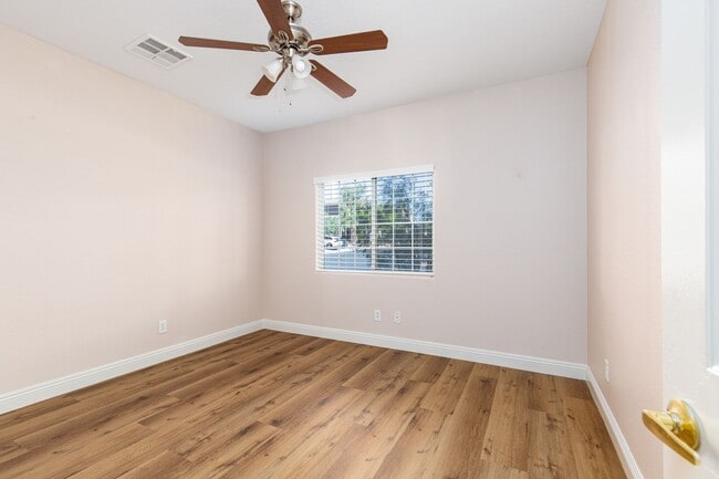 Building Photo - HUGE 5 BEDROOM, 3 BATH 2 STORY HOME IN GATED COMMUNITY NEAR SOUTHERN HIGHLANDS