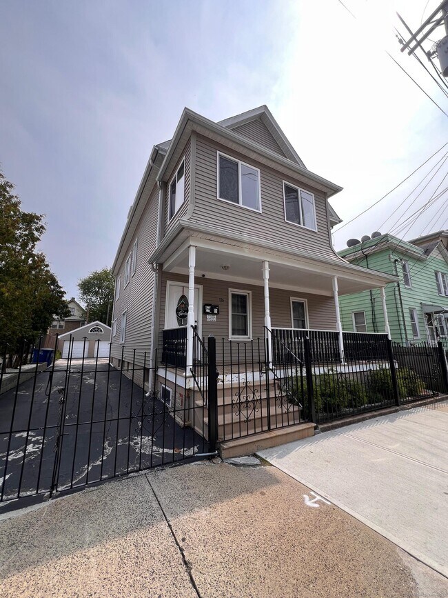 Primary Photo - 116 Frank St