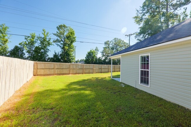 Building Photo - Don't Miss Out On This One!