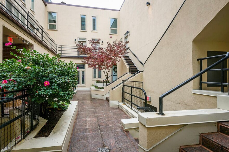 Building Photo - 1313 Vermont Ave NW