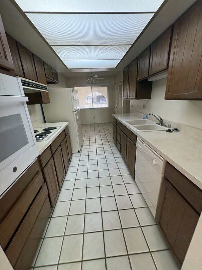 Building Photo - 9061 E Palms Park Dr