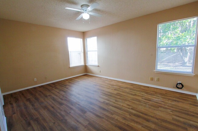 Building Photo - 3 Bedroom, 2 Bath Home in Pflugerville