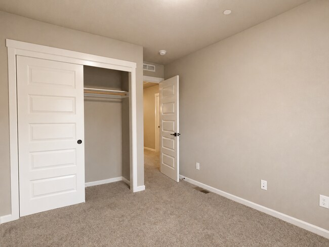 Building Photo - 13121 NE 71st Pl