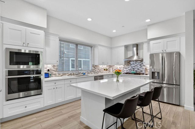 Building Photo - 985 Doheny Way