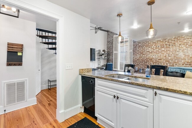 Building Photo - Stunning 2-Story Loft in the Heart of Downtown