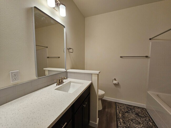 Building Photo - Spacious 4-bedroom Retreat