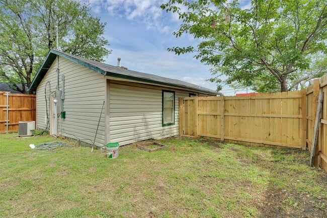 Building Photo - Cute 2 Bedroom!
