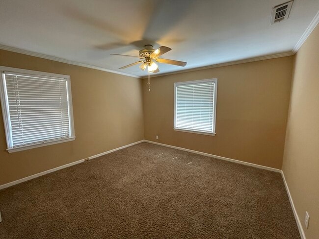 Building Photo - 2208 White Oak Dr