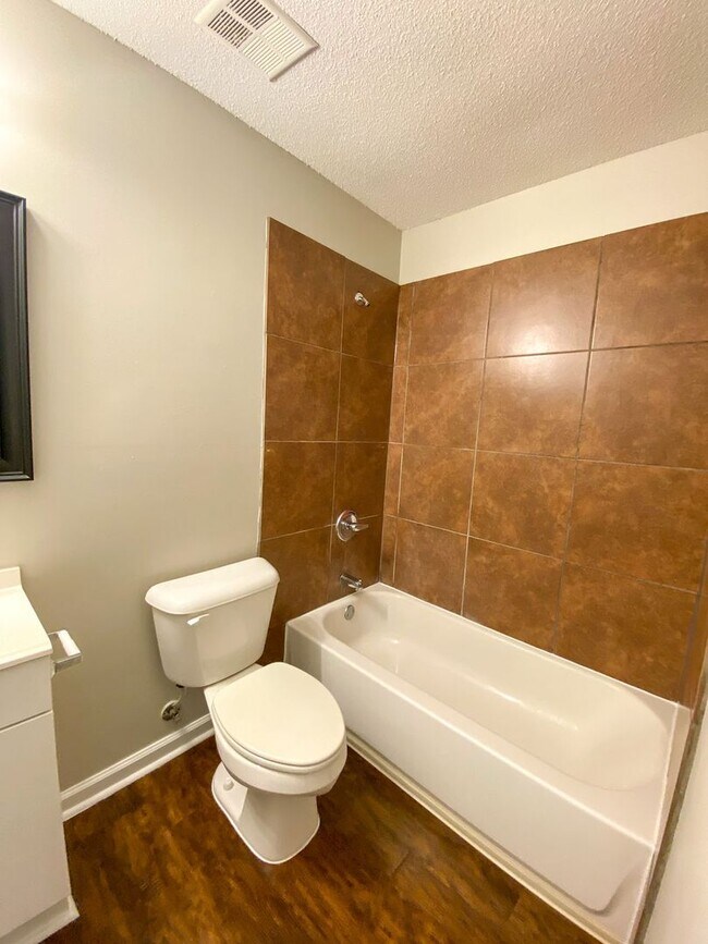 Building Photo - 3 bed, 2 bath in Horn Lake (ss appliances, fresh paint)