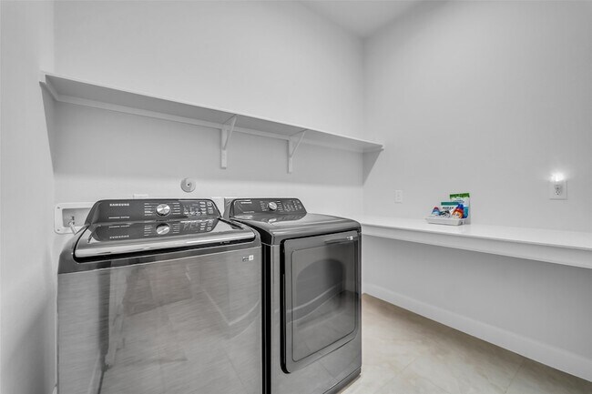 Building Photo - 1535 Park Path Dr