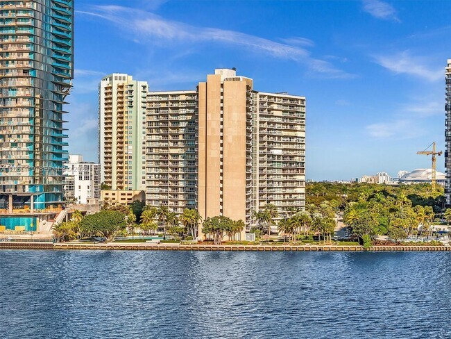 Building Photo - 2451 Brickell Ave