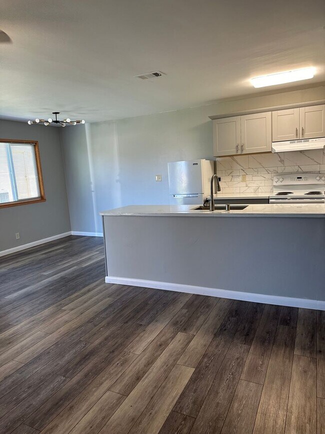 Building Photo - Townhome for Rent! Close to American River College!