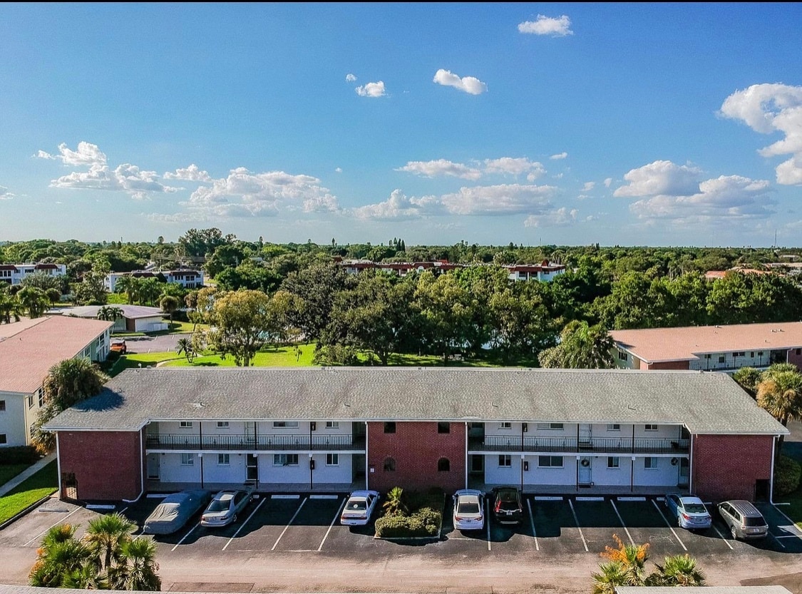 Front of condo - 4550 Overlook Dr NE