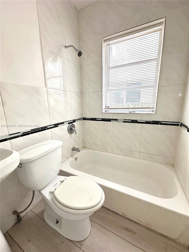 Building Photo - 967 SW 5th St