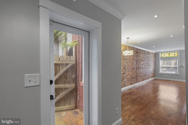 Building Photo - 832 S Milton Ave