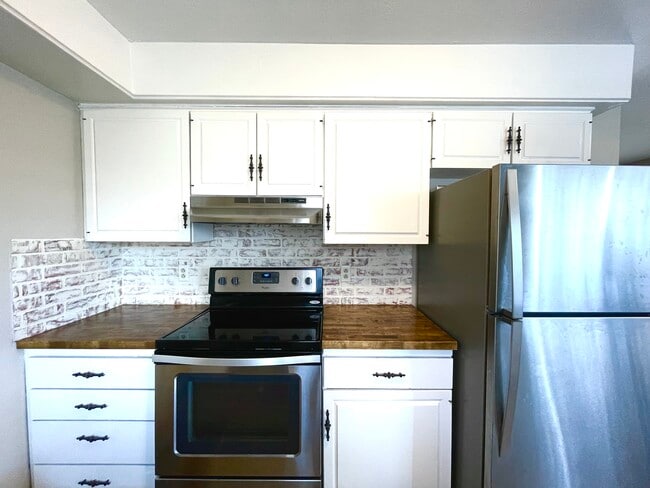 Building Photo - 324 Rodric Dr