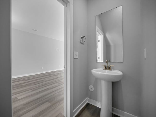 Building Photo - Large 3 story townhome near beach with com...
