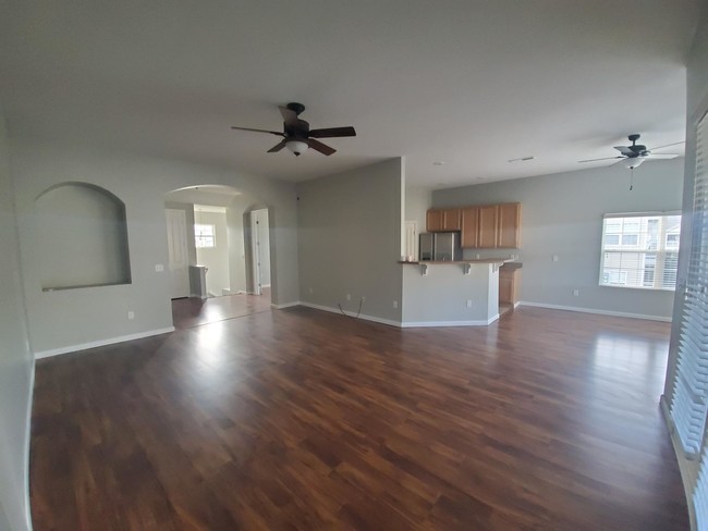 Living room - 1434 Lakes Cir Dr