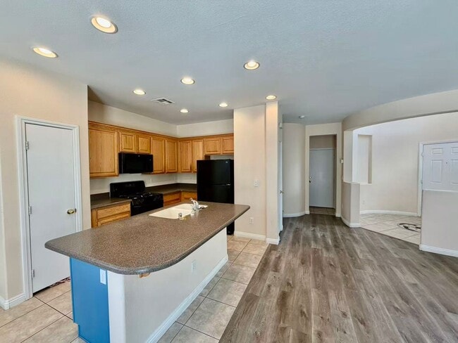 Building Photo - Well-maintained two-story home