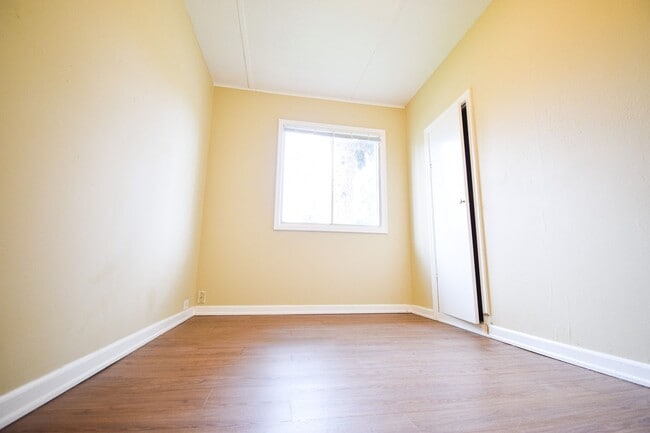 Building Photo - 2BD/1BA House with Garage!! Washer/Dryer i...