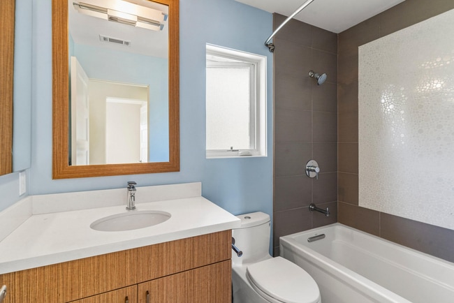 Building Photo - 13 Year "Young" 3 Bed, 3 Bath Contemporary Home- Steps to University Ave!