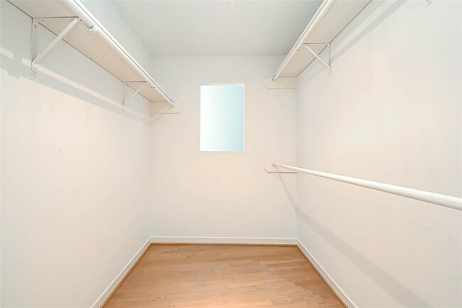 Building Photo - 2346 Dunstan Rd