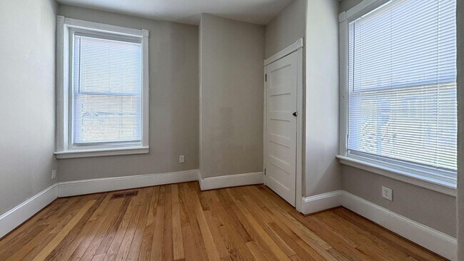 Building Photo - Cozy
