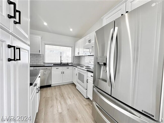 Building Photo - 401 Holcomb