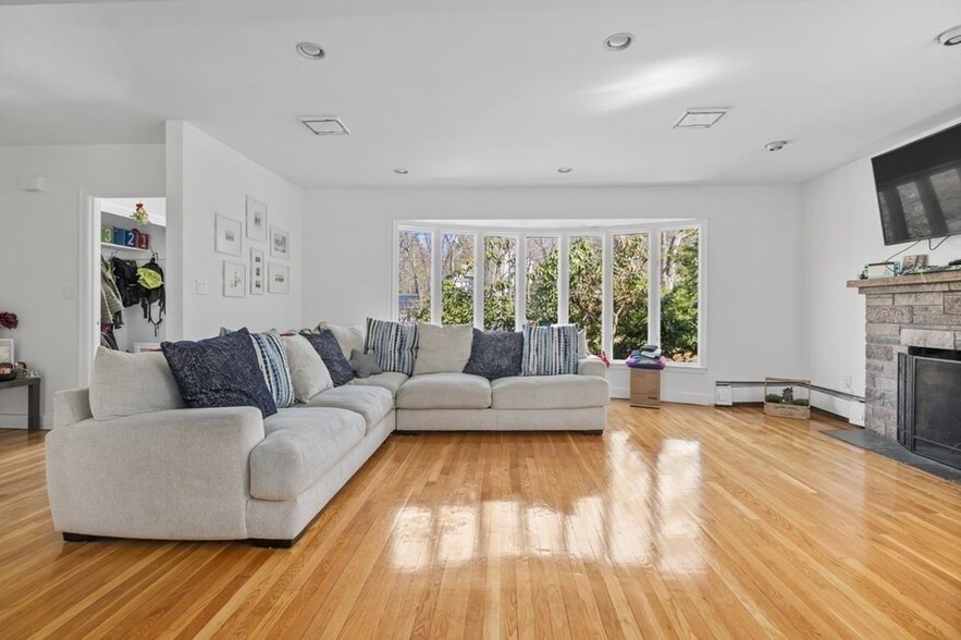 Building Photo - 608 Beacon St